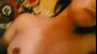 ಹೊಂಬಣ್ಣದ ಮಿಲ್ಫ್ ಜಾರ್ಜಿ ಲಿಯಾಲ್ ಅಡುಗೆಮನೆಯ ಮೇಜಿನ ಮೇಲೆ ಒದ್ದೆಯಾದ ಕಂಟ್ ಕಾಲುಗಳನ್ನು ಹರಡುತ್ತ ಹಸ್ತಮೈಥುನ ಮಾಡುತ್ತಿದ್ದಾನೆ