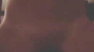 ಗೃಹಿಣಿ ಮಾರ್ಟಾ ತನ್ನ ನೆಚ್ಚಿನ ಲೈಂಗಿಕ ಆಟಿಕೆಯೊಂದಿಗೆ ನೇರವಾಗಿ ನೆಲದ ಮೇಲೆ ಆಡುತ್ತಿದ್ದಾಳೆ